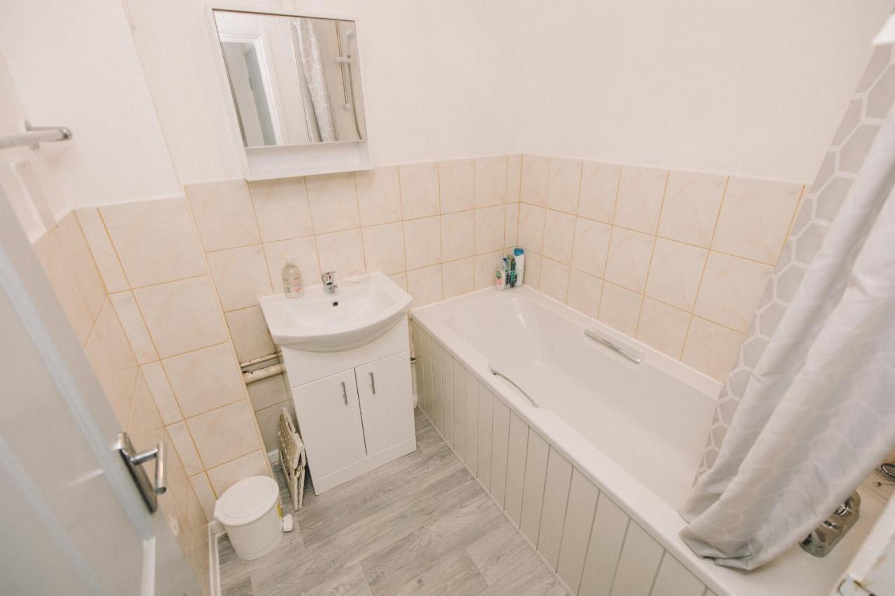 Luxe Spacious & Central 2Bed Luton Apartment - Free Parking - Free Wi-Fi - Near Ltn Airport & L&D Hospital Exteriör bild